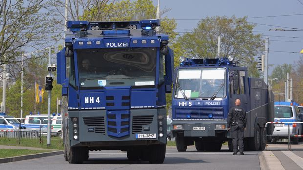 
                <strong>Das Hochsicherheits-Spiel zwischen Braunschweig und Hannover 96</strong><br>
                Die Polizei ist auf alle Individualitäten gerüstet. Wasserwerfer und eine Gefängniswagen stehen bereit, ein Hubschrauber ist im Einsatz.
              