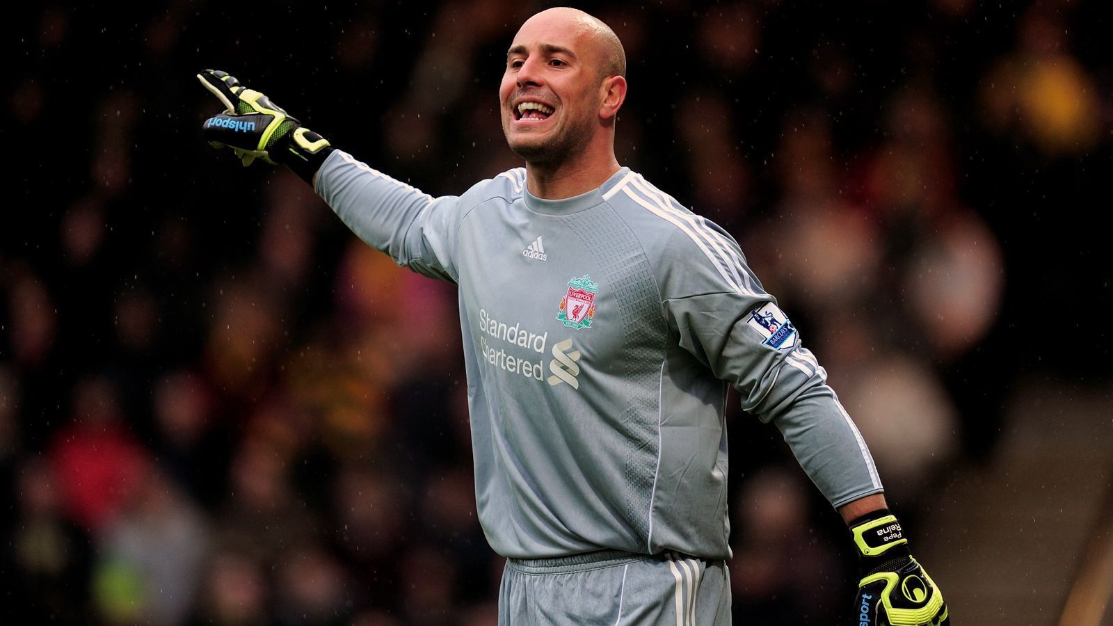 
                <strong>Pepe Reina</strong><br>
                Zwischen 2005 und 2013 prägte der Spanier Pepe Reina eine Torwart-Ära in Liverpool (395 Einsätze), holte mit den Engländern unter anderem einmal den FA-Cup sowie den Ligapokal. Die Zeit des heute 36-Jährigen beim FC Bayern kann man hingegen als Intermezzo bezeichnen. Nach nur einem Jahr und drei Einsätzen verabschiedete sich der Ex-Nationalspieler im Sommer 2015, weil er an Stammkeeper Manuel Neuer erwartungsgemäß nicht vorbeikam. Reina wechselte zurück nach Neapel, wo er schon im Jahr vor seinem Bayern-Engagement auf Leihbasis kickte. Bis zum Sommer 2018 war der gebürtige Madrilene bei den Italienern Stammkeeper, im Juli heuerte er dann beim AC Milan an und ist dort hinter Torwart-Juwel Gianluigi Donnarumma nur die Nummer 2. Reinas Vertrag läuft bis 2021.
              