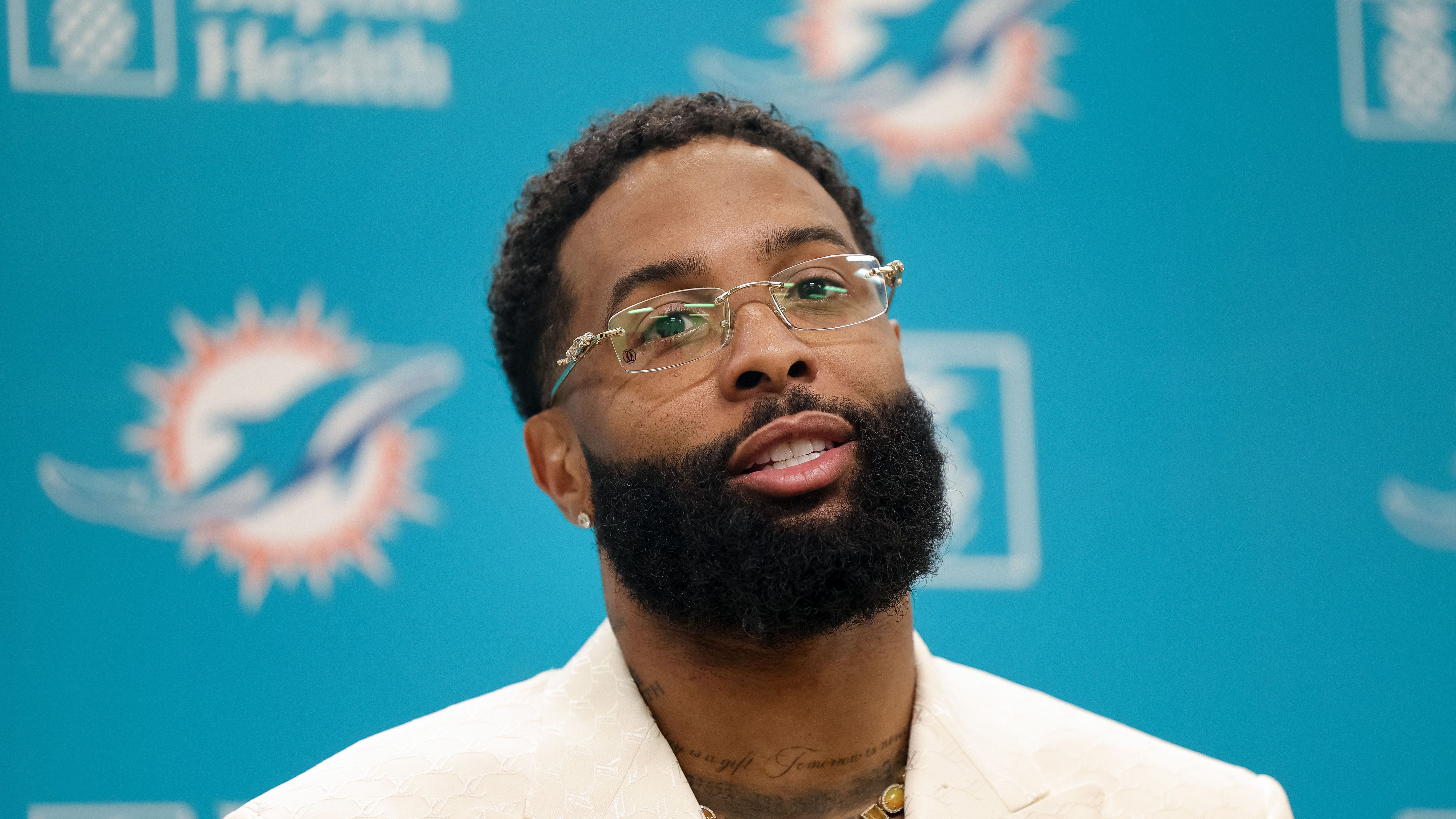 <strong>Miami Dolphins - Mehr Waffen, weniger Angst</strong><br>Die Dolphins sahen 2023 phasenweise unfassbar stark aus. Tyreek Hill, Jaylen Waddle, Tua Tagovailoa, Raheem Mostert, De'von Achane - wer soll die aufhalten? Und Trainer Mike McDaniel macht weiter, indem er Spieler wie Odell Beckham Jr. holt. Doch die eigentlichen Baustellen werden ignoriert. Die Defense weist wie die O-Line Lücken auf. Und ein angeschlagener Tagovailoa war ein herber Qualitätsverlust. Doch die Antwort lautet wohl: mehr Waffen, weniger Angst.&nbsp;