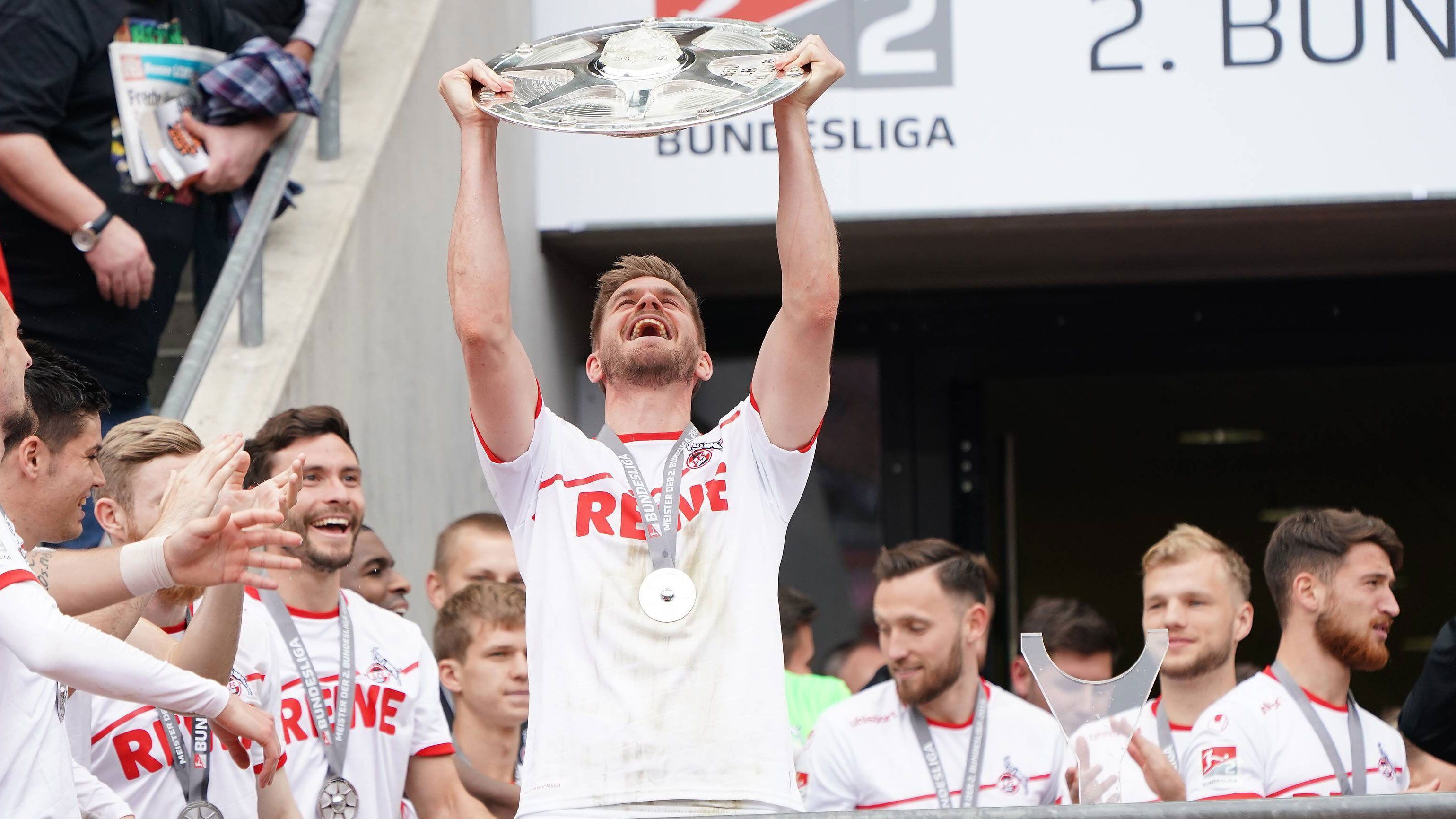 
                <strong>1. FC Köln 2017 - 2020, 75 Spiele, 42 Tore</strong><br>
                Und zwar zum 1. FC Köln. Mit dem "Effzeh" steigt Terodde 2018 wieder in die 2. Liga ab, nur um im Jahr drauf wiederum als Zweitliga-Meister und erneuter Torschützenkönig, den Wiederaufstieg perfekt zu machen. 33 Tore in 35 Partien sind beeindruckende Zahlen und der 1,92m große Stürmer stellt nochmals unter Beweis, dass die zweite Liga sein Revier ist. Nach einem weiteren Jahr Bundesliga und einem 14. Platz in der Tabelle geht es für Terodde aber schnell wieder zurück in seine Comfort Zone.
              