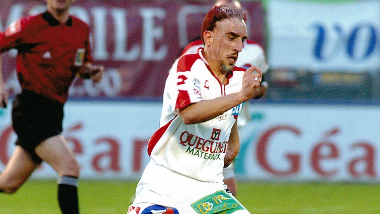 
                <strong>Durchbruch in Brest</strong><br>
                Der Mann mit der markanten Narbe im Gesicht, die von einem Autounfall im Kindesalter stammt, wechselte 2003 zu Stade Brest und startete beim heutigen Ligue-1-Klub durch. Vor allem mit starken Auftritten im französischen Pokal machte sich Ribery für größere Vereine interessant. So bot sich für Ribery 2004, als der Franzose 21 Jahre alt war, die Möglichkeit, in die Ligue 1 zum FC Metz zu wechseln. 
              