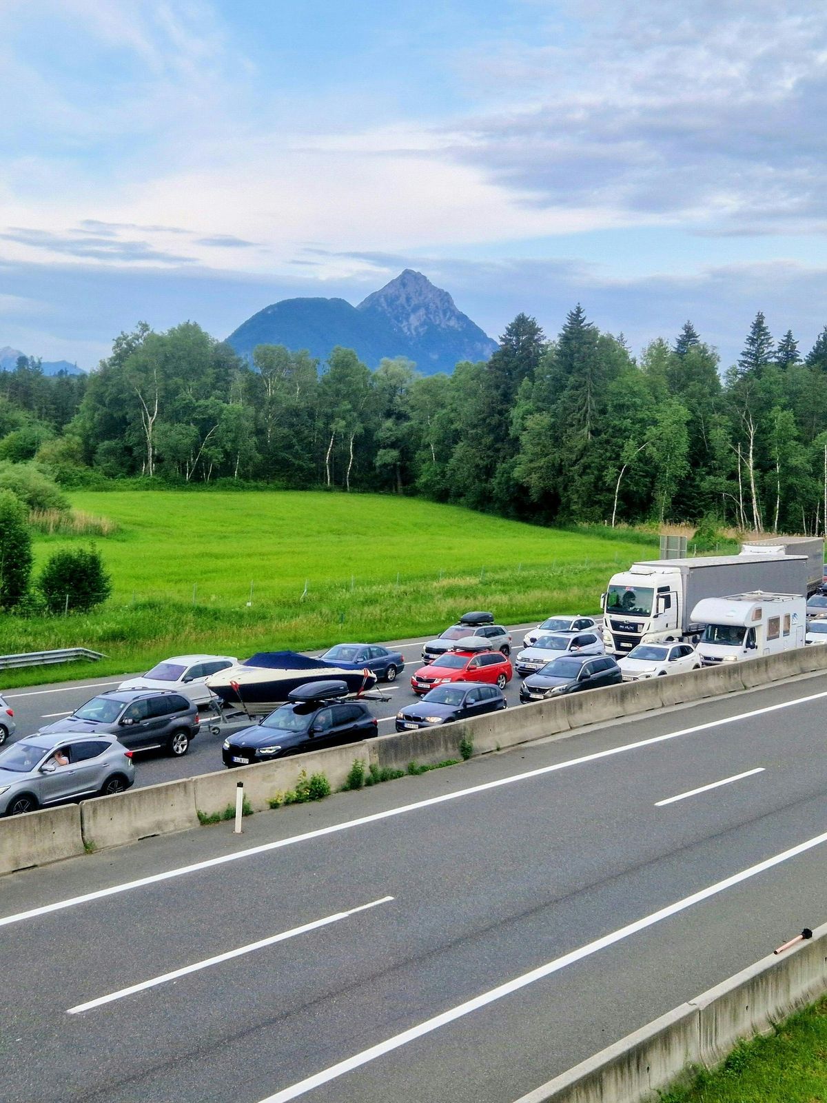 7. Juni 2025, Österreich, Salzburg: Auf der Tauernautobahn A10 am Knoten Salzburg staut sich der Pfingtreiseverkehr. 
