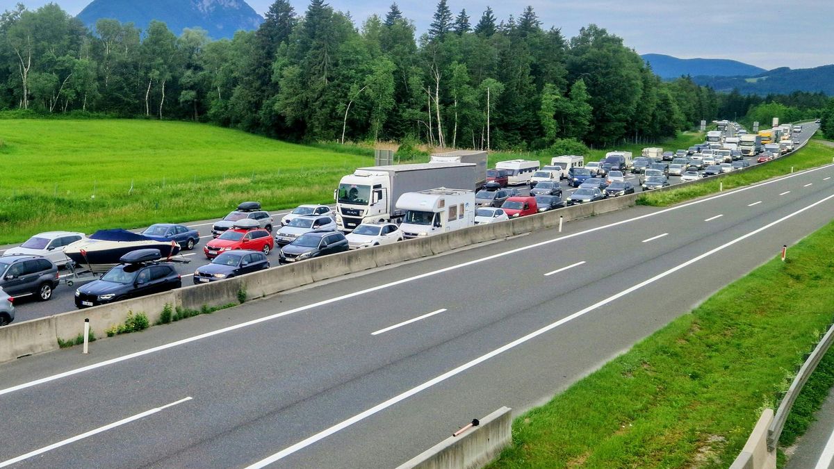 7. Juni 2025, Österreich, Salzburg: Auf der Tauernautobahn A10 am Knoten Salzburg staut sich der Pfingtreiseverkehr. 