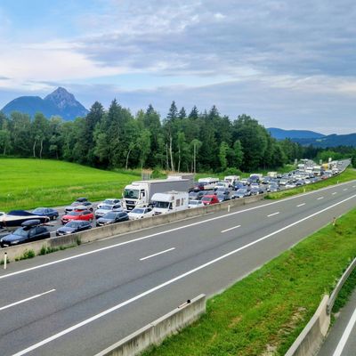 7. Juni 2025, Österreich, Salzburg: Auf der Tauernautobahn A10 am Knoten Salzburg staut sich der Pfingtreiseverkehr. 