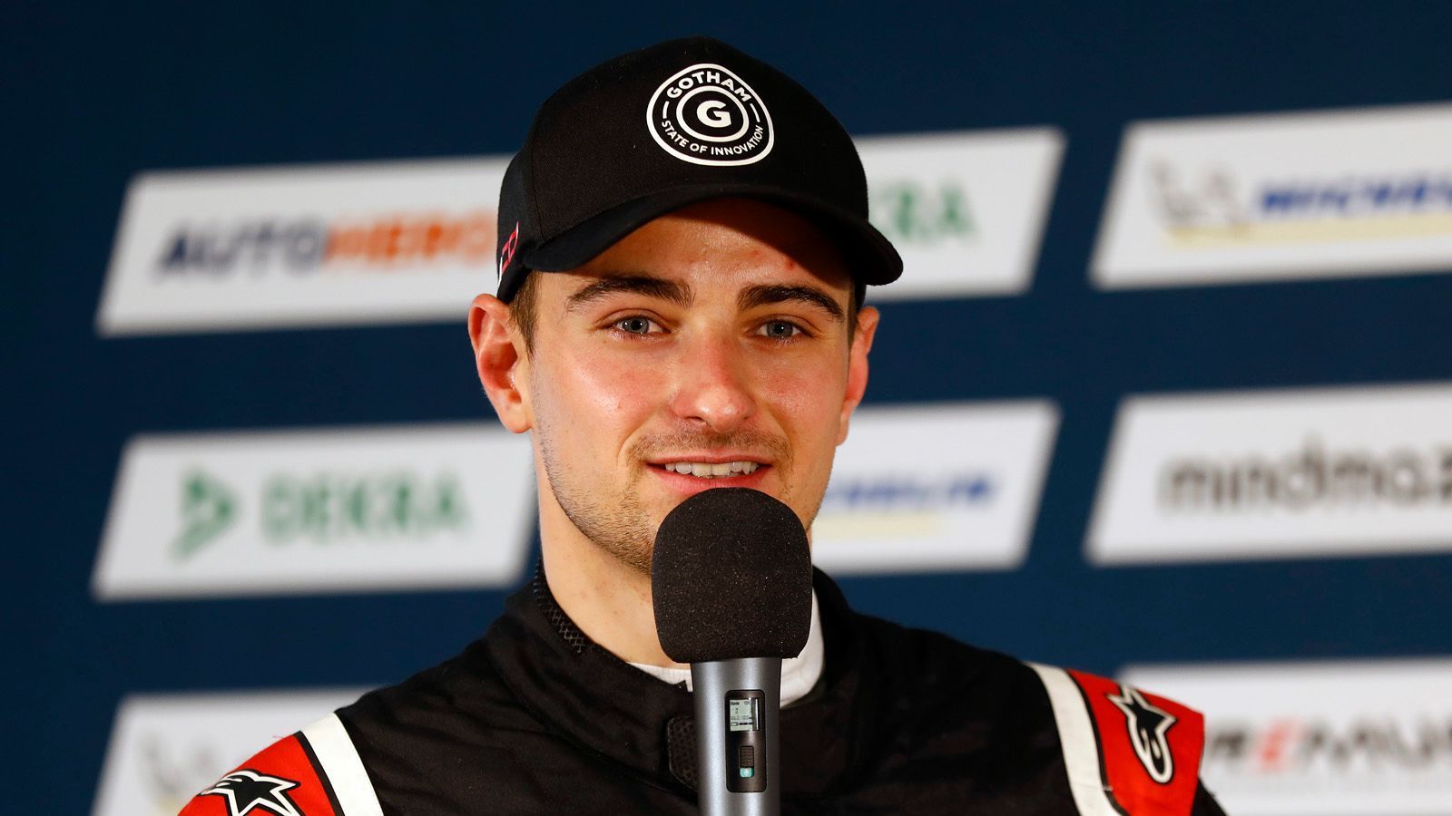 
                <strong>Nico Müller (Team Rosberg)</strong><br>
                Die Rechnung scheint simpel zu sein: Nico Müller wurde in den vergangenen beiden Jahren Vizemeister in der DTM hinter Rene Rast. Da der sich 2021 auf die Formel E konzentriert und auf die Titelverteidigung in der DTM verzichtet, ist der Weg frei für Müller. Natürlich ist die Rechnung weitaus schwieriger, doch klar ist, dass der Schweizer auch 2021 zu den Favoriten zählt. Sein neues Team Rosberg weiß zudem, wie man Fahrer zum Titel führt: Müllers Vorgänger beim von Keke Rosberg gegründeten Team ist Rast.
              