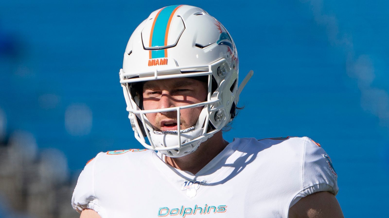 
                <strong>Taybor Pepper (Miami Dolphins)</strong><br>
                Der Long Snapper der Miami Dolphins legt größten Wert auf gepflegte Fingernägel. Genau zwei Tage vor jedem Spiel schneidet er sich diese, damit sie dann am Spieltag die richtige Länge haben. Die Nägel sollen so kurz sein, dass sie nicht im Trikot des Gegners hängen bleiben könnten. Zu kurz dürfen sie aber auch nicht sein, weil er sich dann auf dem Spielfeld nicht wohlfühlen würde.
              