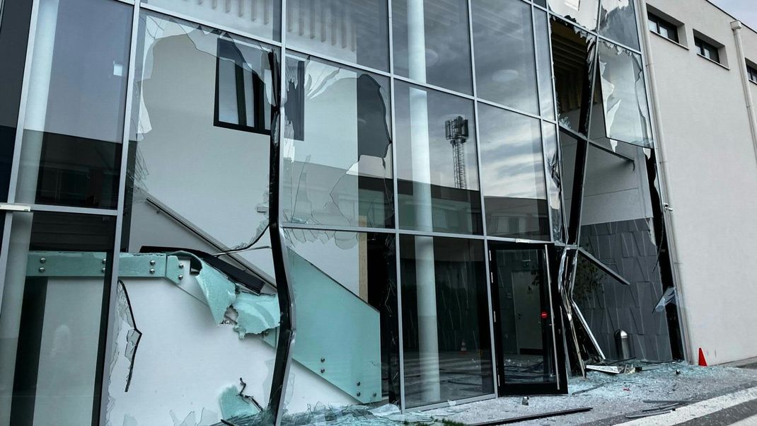 Die von einem Lkw-Fahrer in Brunn bei Wien beschädigte Kirche.