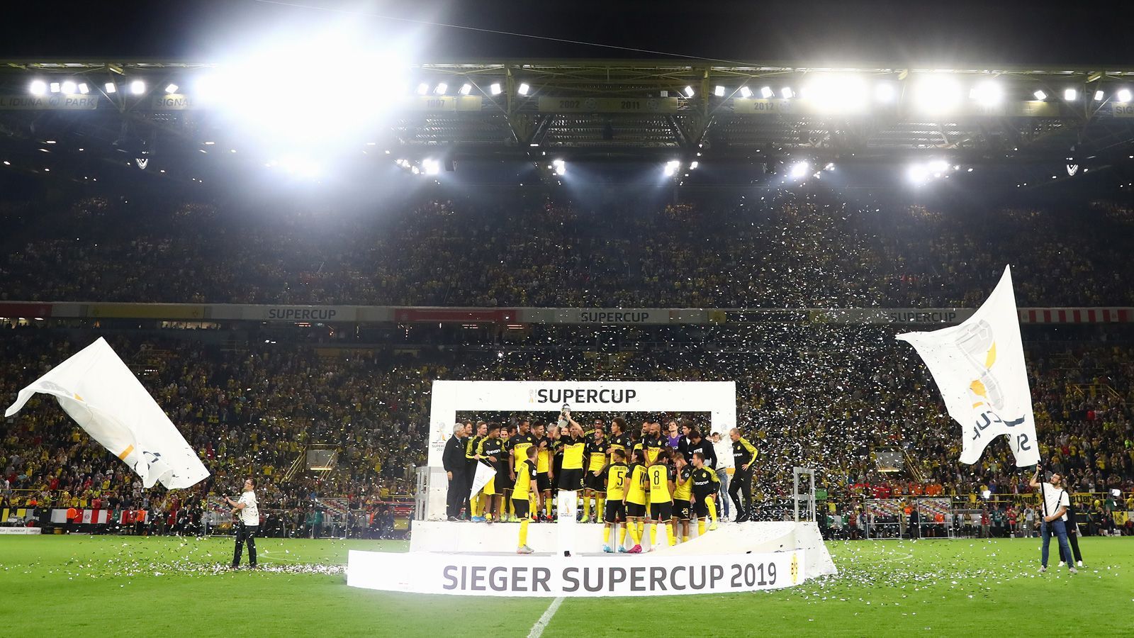 
                <strong>Supercup erst nach dem Bundesliga-Start</strong><br>
                Der Supercup, der zuletzt in der Regel das erste Pflichtspiel der Saison war, findet 2020/21 erst nach dem 2. Spieltag statt. Am Mittwoch, den 30. September, trifft dort Meister und Pokalsieger FC Bayern auf den Tabellenzweiten Borussia Dortmund.
              