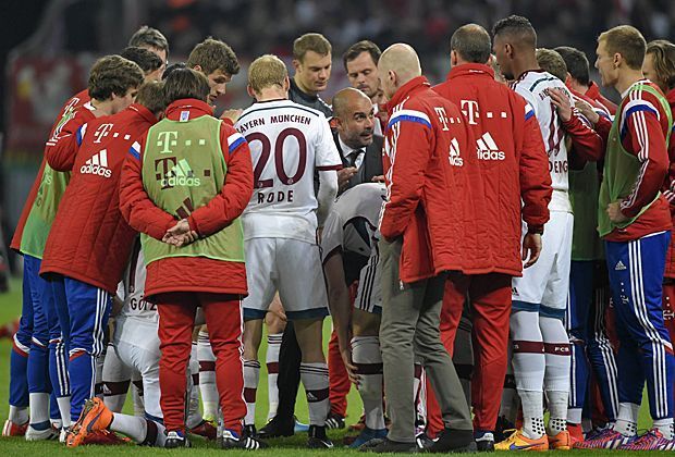
                <strong>Pep on Fire</strong><br>
                Wer die Gesten am Spielfeldrand nicht verstanden hat, der bekommt es vor der Verlängerung noch einmal genau erklärt.
              