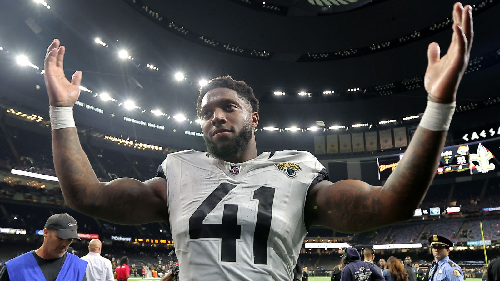 <strong>Jacksonville Jaguars: Josh Allen</strong><br>Die Wahl fällt uns hier auch schwer. Travis Etienne Jr. macht als Running Back einen exzellenten Job, aber Josh Allen ist mit neun Quarterback Sacks und etlichen spielentscheidenden Aktionen das Gesicht der Defense nach acht NFL-Spieltagen.