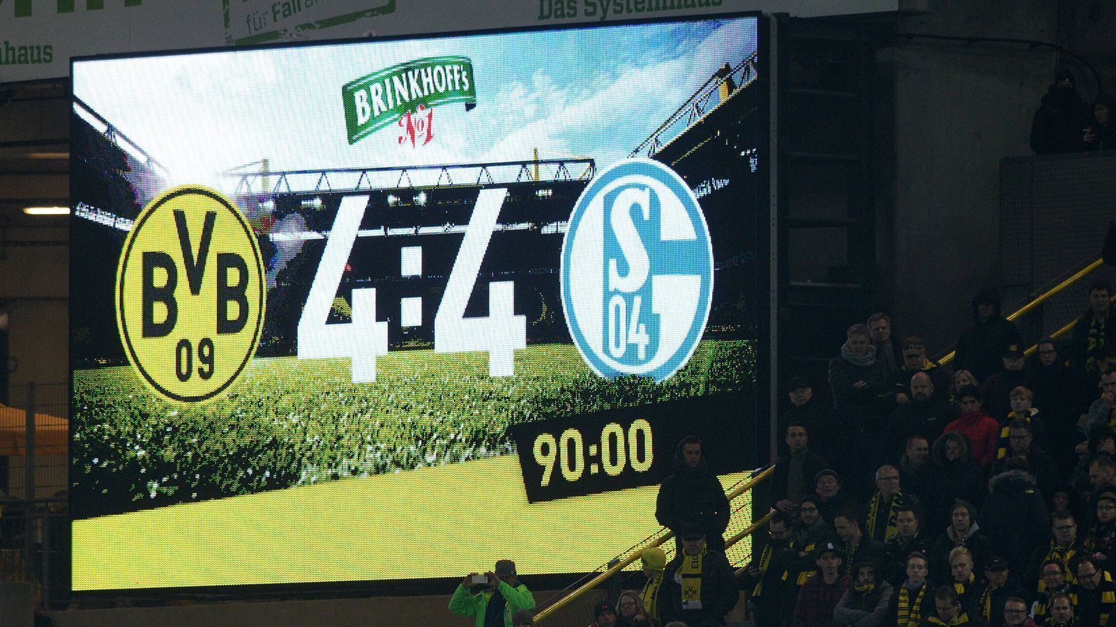 
                <strong>Rückspiel am Dortmund - Schalke am 31. Spieltag </strong><br>
                Vielleicht das Spiel des Jahrzehnts. Auf alle Fälle das spektakulärste Derby, das sich die Schwarzgelben und die Königsblauen in den letzten 40 Jahren geliefert haben. Zur Pause führt Dortmund 4:0 und brilliert. Danach geht beim BVB nichts mehr, Schalke schlägt zurück und "gewinnt" mit 4:4. Wird es am 31. Spieltag (26. bis 29. April) ähnlich dramatisch?
              
