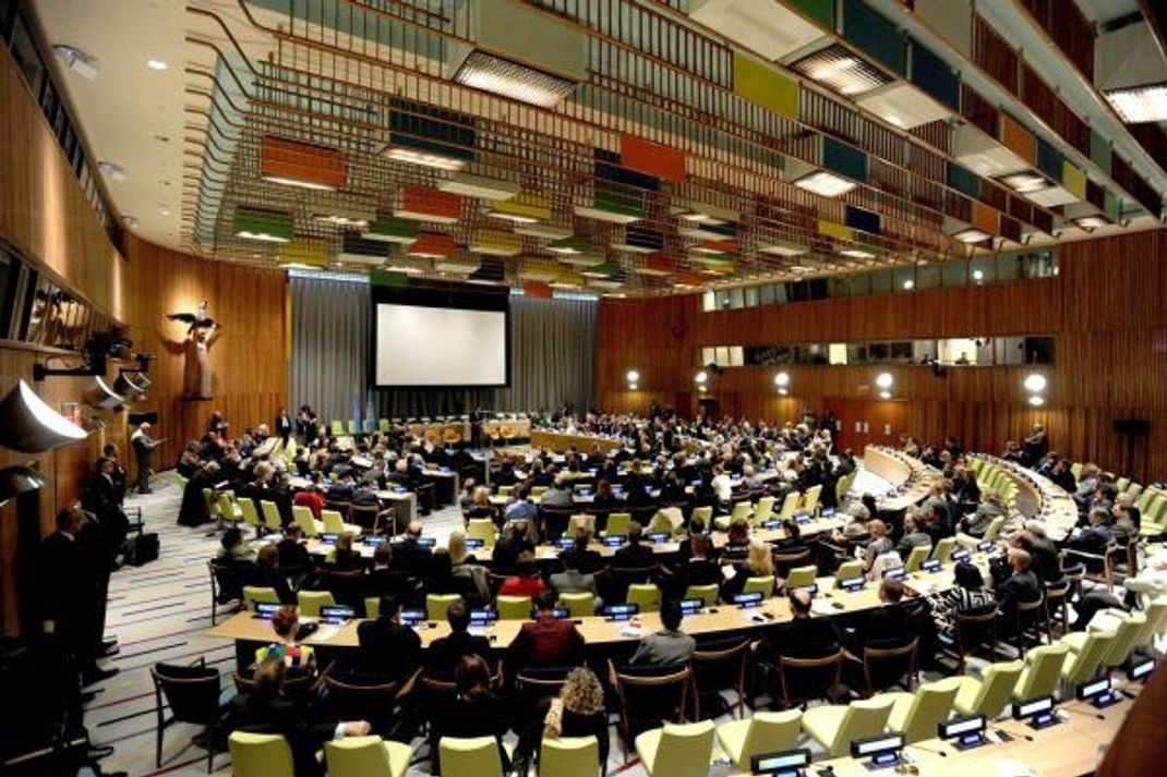 UN-Delegierte feiern die Einweihung der neu renovierten UN-Treuhandrat-Kammer. Der Rat selbst kommt seit 1994 nicht mehr zusammen.