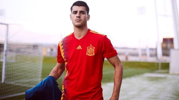 
                <strong>Spanien</strong><br>
                Ebenfalls im Retro-Stil werden die spanischen Stars um Alvaro Morata bei der WM-Endrunde auflaufen. Die Trikots der "Seleccion" erinnern stark an jene aus dem WM-Jahr 1994.
              