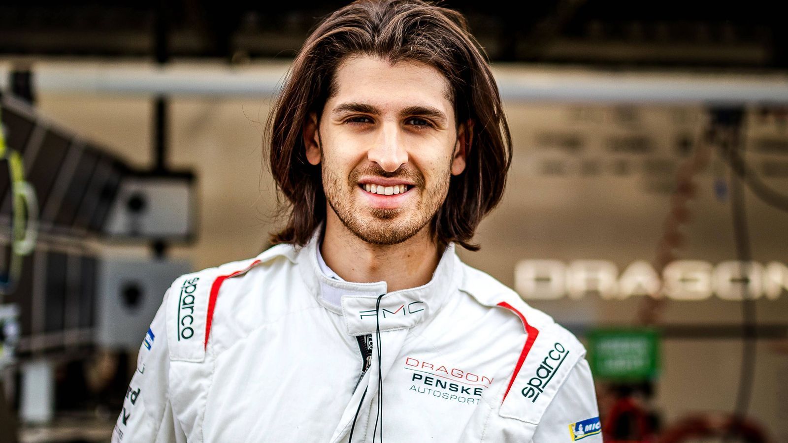 
                <strong>Verlierer: Antonio Giovinazzi</strong><br>
                Natürlich benötigen auch Formel-1-Fahrer eine gewisse Anlaufzeit, wenn sie in die Elektro-Rennserie wechseln. Es wird oft unterschätzt, wie herausfordernd ein Formel-E-Renner ist, wie viel technisches und taktisches Verständnis vonnöten ist, auch wegen des Energiemanagements. Doch nach nunmehr acht Rennen kann man von Antonio Giovinazzi mehr erwarten als regelmäßige Niederlagen gegen seinen Dragon-Teamkollegen Sergio Sette Camara. Beide stehen bei null Punkten, doch Giovinazzi sollte langsam anfangen, seinen Rivalen aus dem eigenen Stall zu schlagen.
              