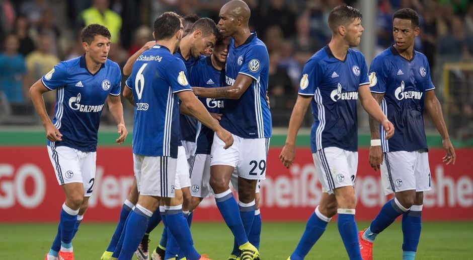 
                <strong>Platz 4: FC Schalke 04</strong><br>
                Alles neu auf Schalke: Neu-Manager Christian Heidel holt frische Spieler, ohne dass deren Namen vorher bereits wochenlang durch die Medien geisterten (Naldo, Breel Embolo, Coke, Abdul Rahman Baba). Neu-Trainer Markus Weinzierl soll Schalke außerdem den dringend nötigen klaren Spielstil verpassen. Die Kursänderung macht sich mit Platz vier bezahlt. Das größte Risiko für das neue Schalke sitzt mit dem redseligen Aufsichtsrat unter dem eigenen Dach.
              