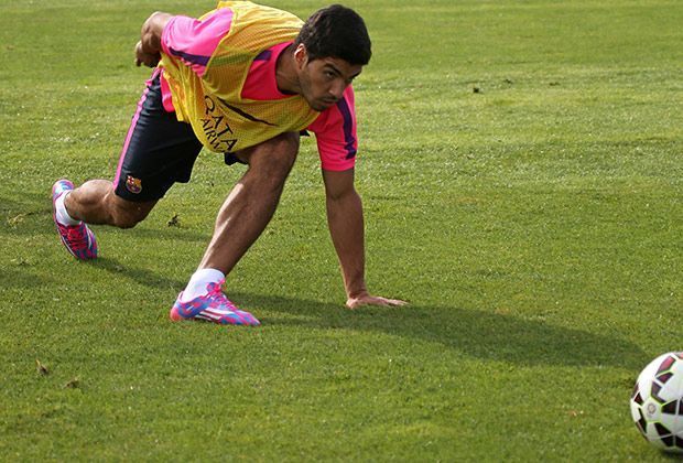 
                <strong>Erstes Suarez-Training in Barcelona</strong><br>
                Kein Wunder, dass der WM-Teilnehmer direkt mächtig Gas gibt und sich dem Trainer in bester Verfassung präsentieren möchte.
              