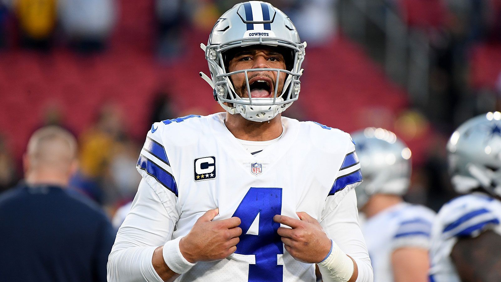 
                <strong>Prescott braucht bald einen neuen Vertrag</strong><br>
                Dak Prescott hat in den vergangenen beiden Jahren zwar nicht mehr an seine famosen Statistiken aus seiner Rookie-Saison anknüpfen können. Dennoch gilt der Viertrunden-Pick des Drafts 2016 vor seinem letzten Vertragsjahr als Franchise-Quarterback. Bei den Verhandlungen um einen neuen Kontrakt wird das liebe Geld im Fokus stehen. Der Playmaker wird wohl auf seinen ersten ganz großen Zahltag pochen. Doch ob die Bosse wirklich ganz tief in die Tasche greifen werden? Das Thema könnte den Klub noch einige Zeit beschäftigen und Unruhe mit sich bringen.
              