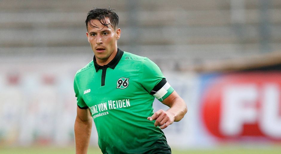 
                <strong>Hannover 96: Edgar Prib</strong><br>
                Edgar Prib (im Team seit 2013) ist neuer Kapitän von Hannover 96. Der Mittelfeldspieler wurde von Trainer Andre Breitenreiter nominiert. Sein erster Ersatz ist Keeper Philipp Tschauner. Der Deutsch-Russe übernimmt das Amt von Manuel Schmiedebach, der dem Coach mitteilte, nicht mehr zur Verfügung zu stehen.
              