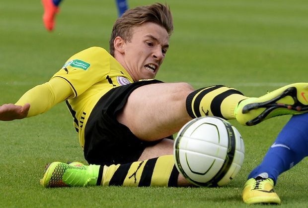 
                <strong>David Sauerland</strong><br>
                Im Sommer 2013 wechselte David Sauerland von Preußen Münster zum BVB und ist seit vergangenem Sommer für die U19 der Schwarz-Gelben am Ball. In 22 A-Junioren-Spielen in der Bundesliga West bringt es der 17-Jährige derzeit auf sechs Tore und zwei Vorlagen.
              
