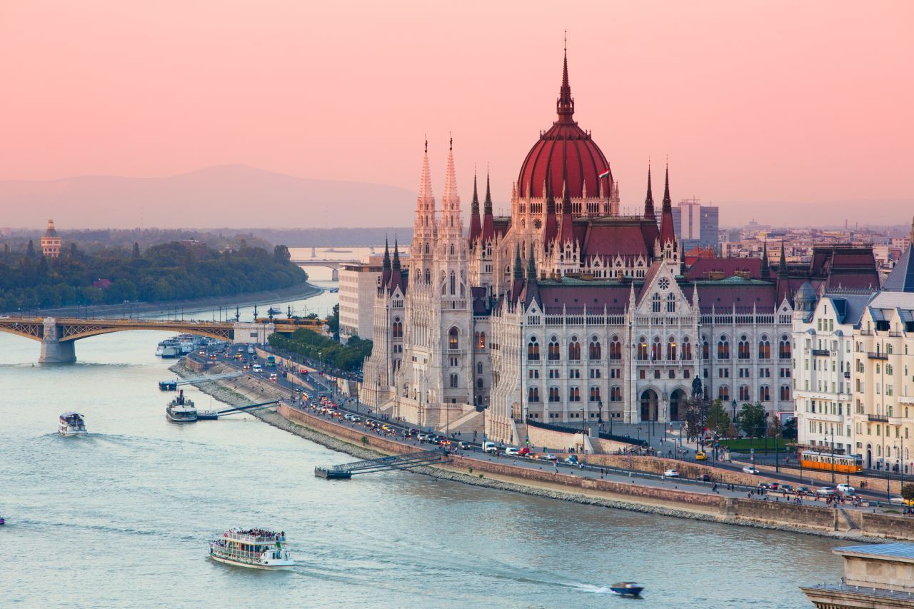 Die heutige Stadt Budapest ist ein Zusammenschluss der Städte Buda und Pest. Früher sagte man Pest-Buda.