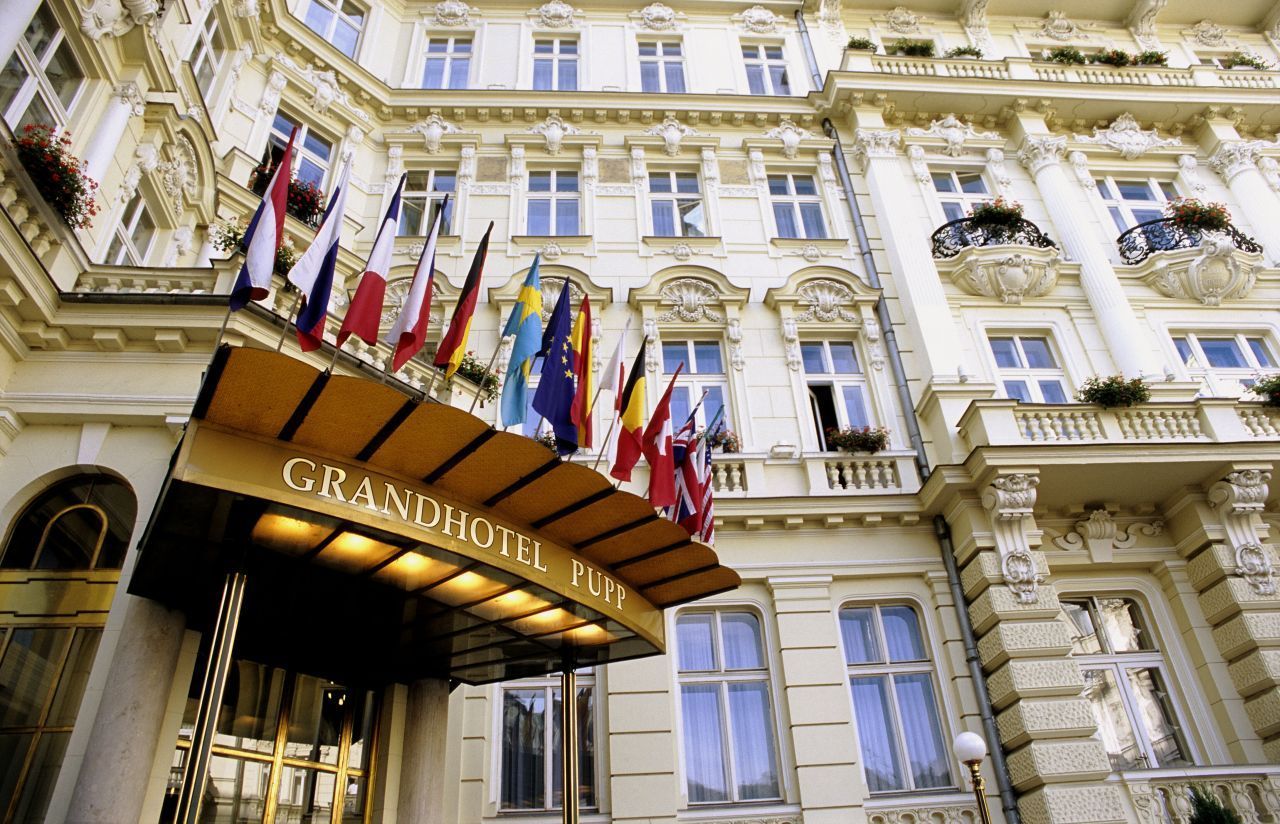 Das Hotel heißt in Wirklichkeit "Grandhotel Pupp" und ist im tschechischen Karlsbad beheimatet. Ja, es gibt ein hauseigenes Casino - mit Live-Spieltischen und Spielautomaten. Und nicht nur das: Das "Pupp" beherbergt jedes Jahr die Stars des internationalen Karlsbader Filmfestivals. 