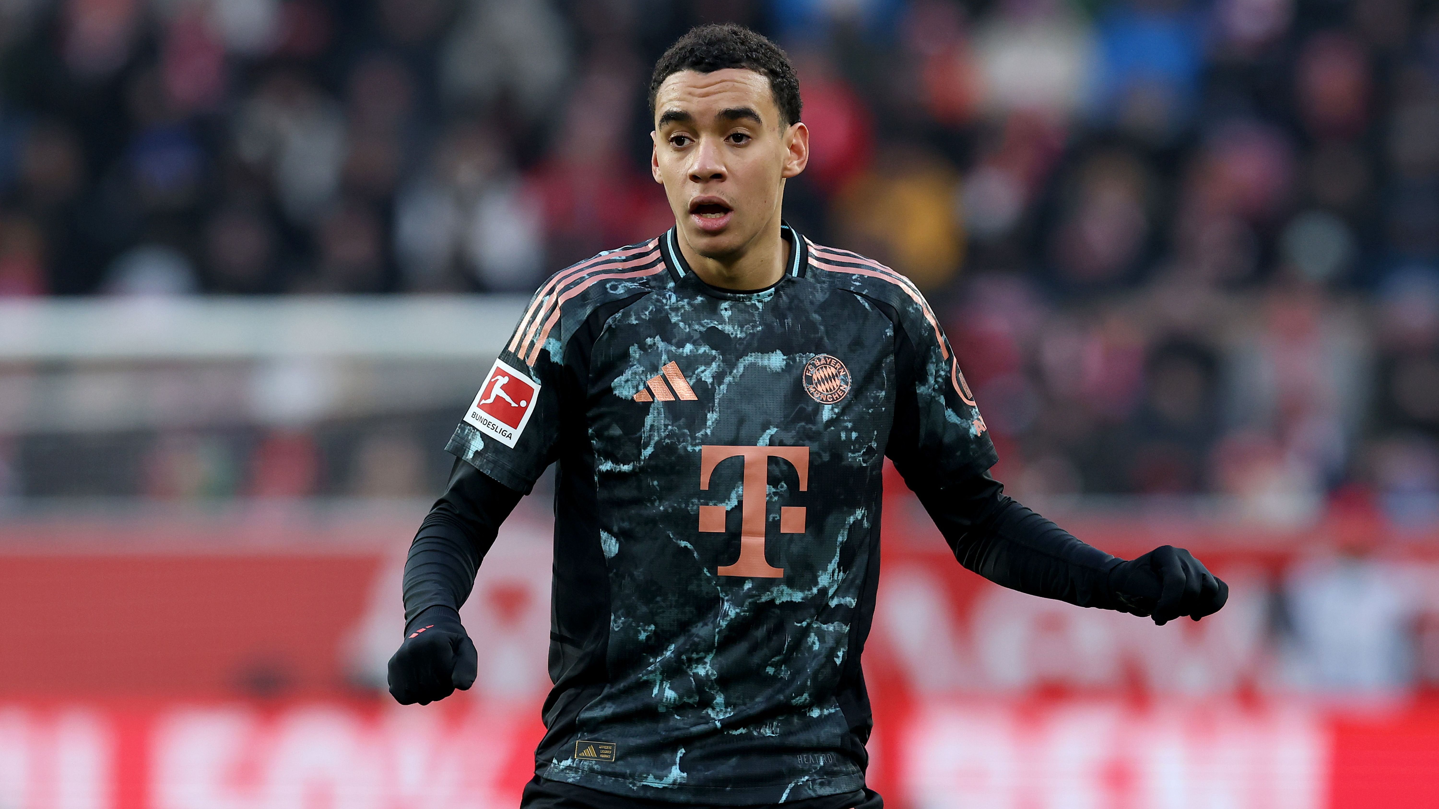 <strong>Jamal Musiala</strong><br>Vertrag bis 2026<br>Die Personalie schlechthin aktuell beim FC Bayern. Man möchte den Vertrag unbedingt verlängern. Der Spieler ist dazu offenbar auch gewillt, würde ab Sommer zu einem der Top-Verdiener im Klub aufsteigen. Laut "Sport Bild" fordert der 21-Jährige jedoch eine Ausstiegsklausel in seinem neuen Deal über 175 Millionen Euro - eigentlich ein No Go bei den Münchnern.