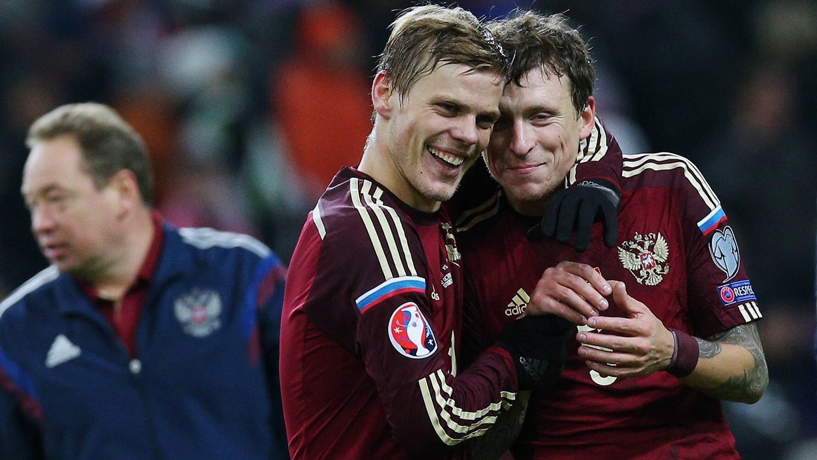 
                <strong>Alexander Kokorin (l.) und Pawel Mamajew (Körperverletzung)</strong><br>
                Die russischen Stars Alexander Kokorin und Pawel Mamajew stehen im Verdacht, an einem Angriff auf einen Staatsbeamten in einem Moskauer Cafe beteiligt gewesen zu sein. Das Innenministerium leitete Untersuchungen ein, nachdem der Mitarbeiter des Handelsministeriums bei dem Vorfall ernsthaft verletzt worden war. Derzeit werden nach Angaben der Behörde die Umstände untersucht sowie alle Beteiligten des Vorfalls befragt. Kokorin, der für Zenit St. Petersburg spielt, und Mamajew vom FK Krasnodar sollen mit mehreren Personen unterwegs gewesen sein. Lokale Medien berichteten, dass die Gruppe das Opfer unter anderem mit Stühlen angegriffen haben soll. Der Beamte soll sich über das Verhalten der Gruppe beschwert haben. Nach einer Behandlung im Krankenhaus soll er die Polizei aufgesucht haben. Dem Duo droht nun der Ausschluss aus der russischen Nationalmannschaft sowie ein zivilgerichtliche Strafe. Kokorin und Mamajew sind schon öfters bei Ausflügen ins Nachtleben auffällig geworden, nach dem frühen Aus der Russen bei Europmeisterschaft 2016 bestellten sich bei einer Party in Monaco für rund 250.000 Euro Champagner, war für einiges Aufsehen sorgte. Für die Heim-WM im Sommer waren die beiden nicht nominiert worden.
              