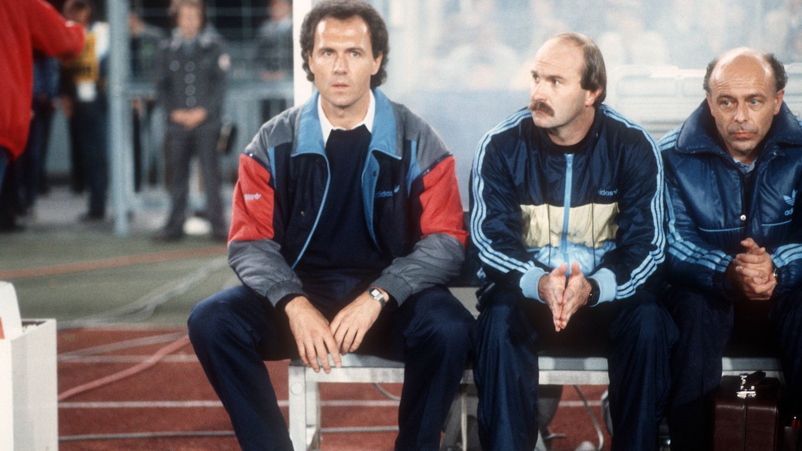 
                <strong>Franz Beckenbauer  </strong><br>
                Nachdem die deutsche Nationalmannschaft bei der WM 1984 bereits in der Gruppenphase ausschied, übernahm Beckenbauer die Verantwortung. Da er keine Trainerlizenz besaß, wurde für ihn der Posten des Teamchefs eingeführt. Sein erstes Spiel auf der Trainerbank endete enttäuschend: Am 12. September 1984 verlor Deutschland mit 1:3 gegen Argentinien. Knapp sechs Jahre später führte er die Nationalmannschaft zum WM-Sieg.
              