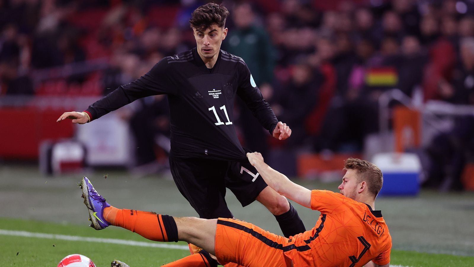 
                <strong>Kai Havertz</strong><br>
                Der 22-Jährige ist ein quirliger Faktor in der Offensive: Mal findet man ihn im Zentrum, mal außen. Auch Havertz beteiligt sich ausgiebig am aggressiven Anlaufen und Pressing auf van Dijk und Co. Sein komplettes Offensiv-Repertoire kann der ehemalige Leverkusener allerdings nicht abrufen. Wird in der 68. Minute ausgewechselt und von Florian Neuhaus ersetzt. ran-Note: 3
              