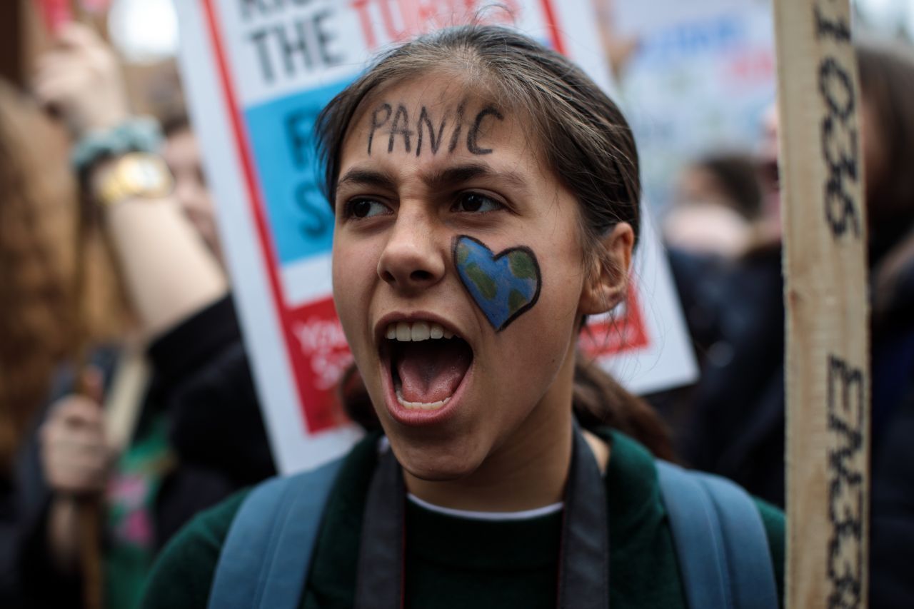 "Fridays for Future" bringt 2019 nicht nur Schüler auf die Straßen. Am 15. März rufen die Aktivisten zu einem weltweiten Klimastreik auf - fast 2 Millionen Menschen auf dem ganzen Globus protestieren für mehr Klimaschutz. Der Druck auf die Weltpolitik wächst. Wermutstropfen: Bei der Weltklimakonferenz im Dezember konnten sich die Machthaber dennoch nur mit ein Minimalergebnis einigen. Die Umweltaktivisten geben trotzdem nicht