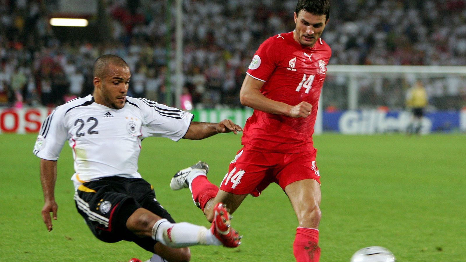 
                <strong>David Odonkor (Deutschland)</strong><br>
                WM 2006 in Deutschland: In Fußball-Deutschland gab es viele fragende Gesichter, als Bundestrainer Jürgen Klinsmann bei der Kader-Vorstellung für die WM im eigenen Land plötzlich David Odonkor aus dem Hut zauberte. Für die zweite Überraschung sorgte der damals 22-Jährige dann selbst. Im zweiten Gruppenspiel lieferte er in der Nachspielzeit die Vorlage für Oliver Neuvilles entscheidendes 1:0 gegen Polen. Damit war das Achtelfinale bereits erreicht. Nach der WM wurde es um Odonkor dann wieder so still wie davor. 
              