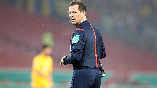 
                <strong>Peter Sippel (München)</strong><br>
                Peter Sippel (München): Der 46-Jährige ist seit November 1998 Bundesliga-Schiedsrichter. Acht Jahre war Sippel FIFA-Schiedsrichter, bevor er Ende 2010 aufhörte. Damals leitete er Partien im UEFA-Pokal.
              