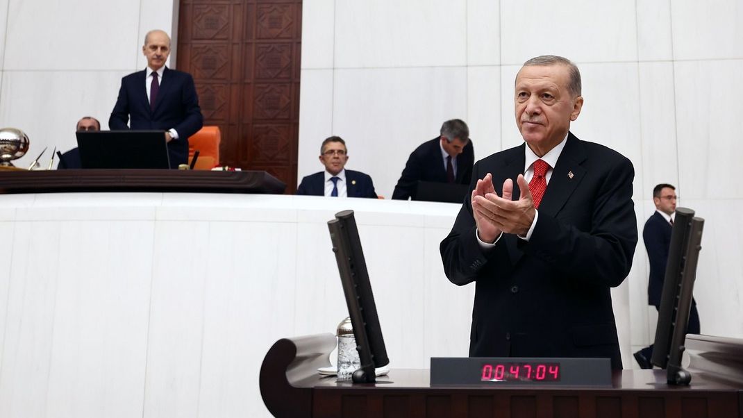 Recep Tayyip Erdogan, Präsident der Türkei, bei der Teilnahme an der Eröffnungssitzung des Legislaturjahres des türkischen Parlaments, das zeitgleich zum Bombenanschlag in Ankara stattfand.