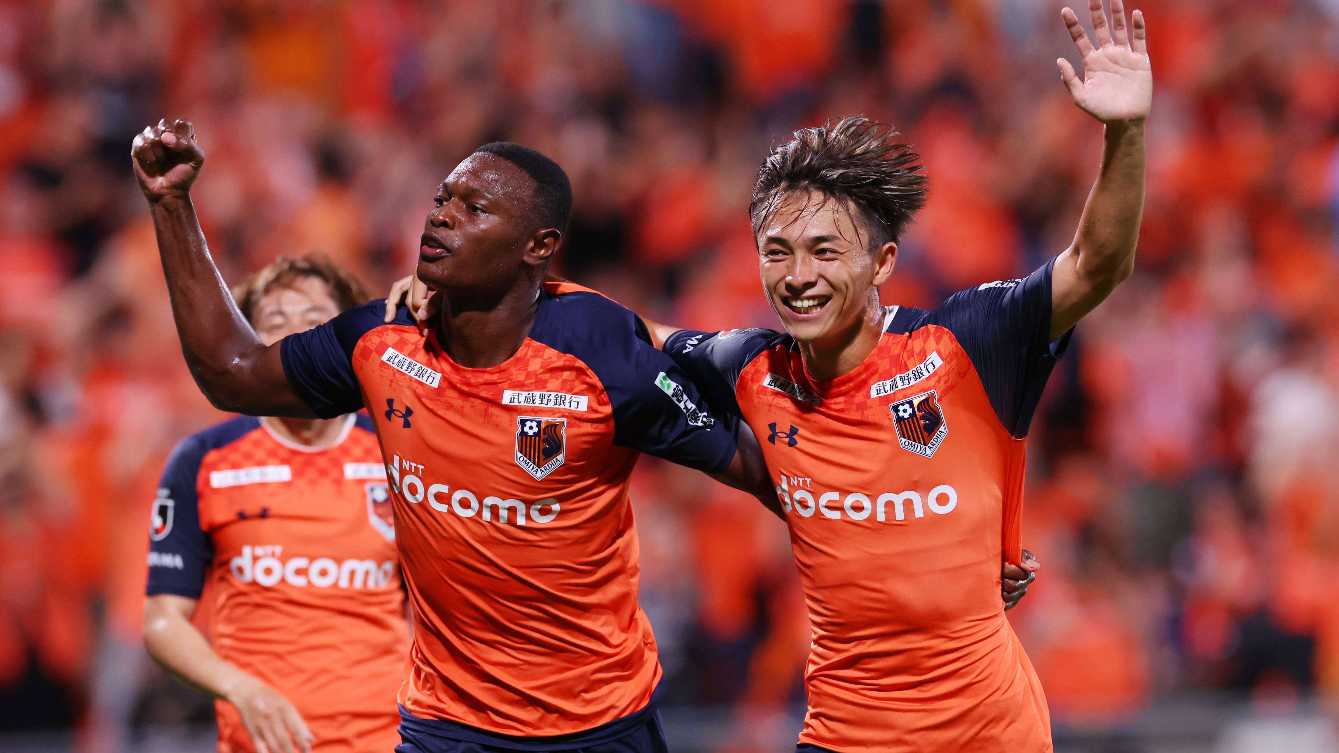 <strong>Ōmiya Ardija</strong><br>Neustes Mitglied im großen Red-Bull-Kosmos ist der japanische Verein Ōmiya Ardija. Erst im August 2024 gab der Klub bekannt, dass die Red Bull GmbH 100 Prozent der Anteile am Verein übernehmen wird. Die Anteile, die Red Bull übernimmt, gehörten zuletzt dem Telekommunikationsunternehmen NTT East. Das Team spielt nach einem Abstieg in der Vorsaison aktuell in Japans dritter Liga - der J3. Wie lange noch? Vermutlich nur noch eine Frage der Zeit.