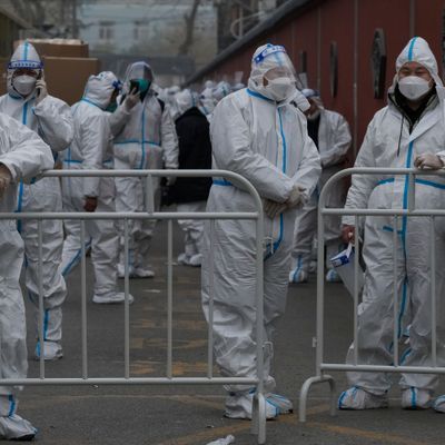 Arbeiter in Schutzanzügen bereiten sich in Peking auf Corona-Kontrollen vor.