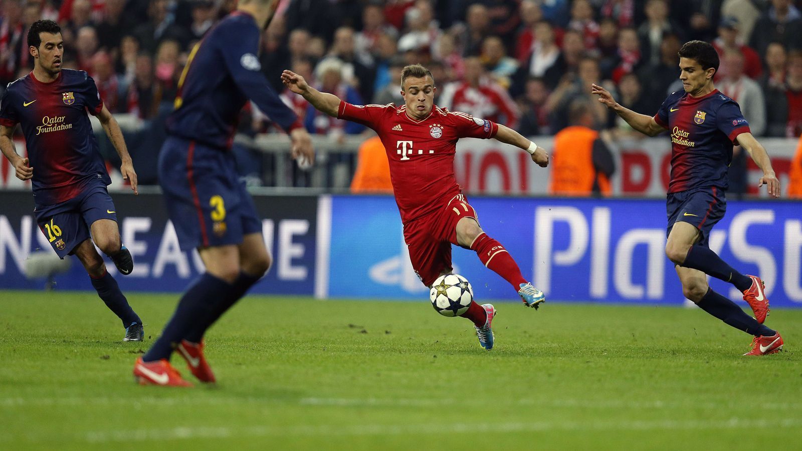 
                <strong>Xherdan Shaqiri</strong><br>
                Um noch etwas Zeit von der Uhr zu nehmen, wechselten die Münchner am späten Abend des 23. April 2013 ein drittes Mal, Xherdan Shaqiri (Mi.) kam in der 89. Minute auf den Rasen. Der Schweizer "Kraftwürfel" (Spitzname wegen seines Körperbaus) wechselte 2012 vom FC Basel nach München, brachte es aber an der Isar nie wirklich über den Status des Ergänzungsspielers hinaus. Deshalb verließ der Schweizer mit kosovarischen Wurzeln die Münchner Anfang 2015 Richtung Inter Mailand. Über die Zwischenstation Stoke City landete Shaqiri schließlich im Sommer 2018 bei Jürgen Klopp und dem FC Liverpool. Mit den "Reds" gewann der Nationalspieler 2019 zwar den zweiten Henkelpott seiner Karriere, doch auch beim Premier-League-Topklub ist der 28-Jährige wieder nur Ergänzungsspieler - ein Abgang im Sommer 2020 steht im Raum. 
              