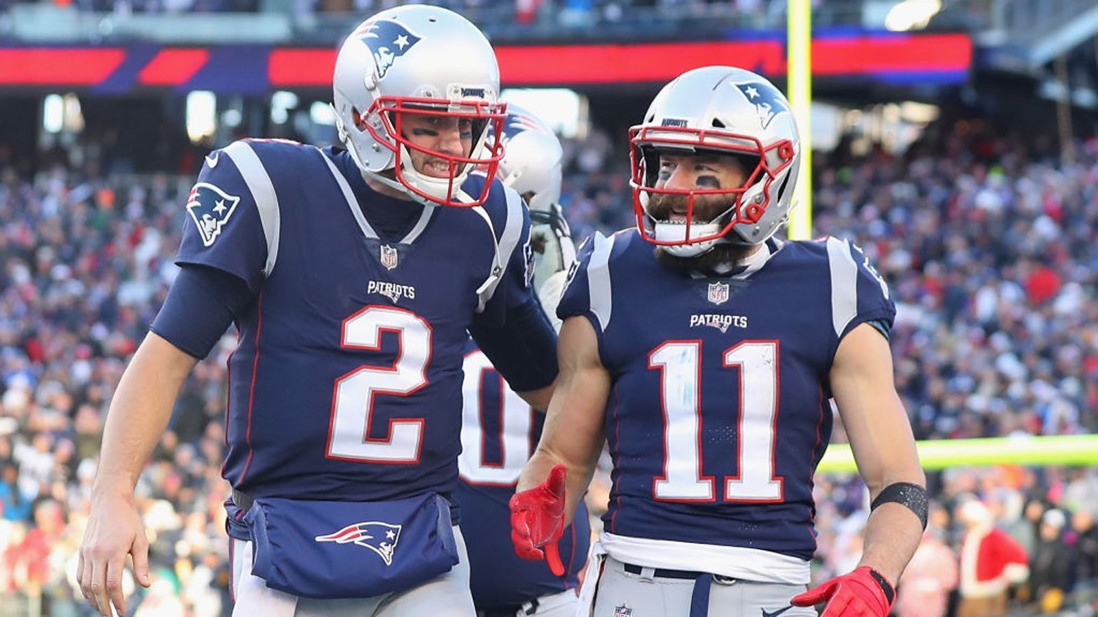 
                <strong>Week 16: Patriots feiern zehnten Divisionssieg in Serie</strong><br>
                Mit dem Sieg gegen die Buffalo Bills haben die New England Patriots den ersten Platz in der AFC East vorzeitig perfekt gemacht. Die Mannschaft um Quarterback Tom Brady gewinnt somit zum zehnten Mal in Folge ihre Division - eine echte Besonderheit im US-Sport. Noch nie zuvor gelang einem NFL-Team so eine Erfolgsserie. Auch in der Basketball-Profiliga NBA und der Eishockey-Profiliga NHL hat es so etwas noch nicht gegeben. Lediglich die MLB-Baseball-Mannschaft der Atlanta Braves hat den Patriots noch etwas voraus: Sie gewannen zwischen 1991 und 2005 gleich 14 Mal in Folge ihre Division.
              