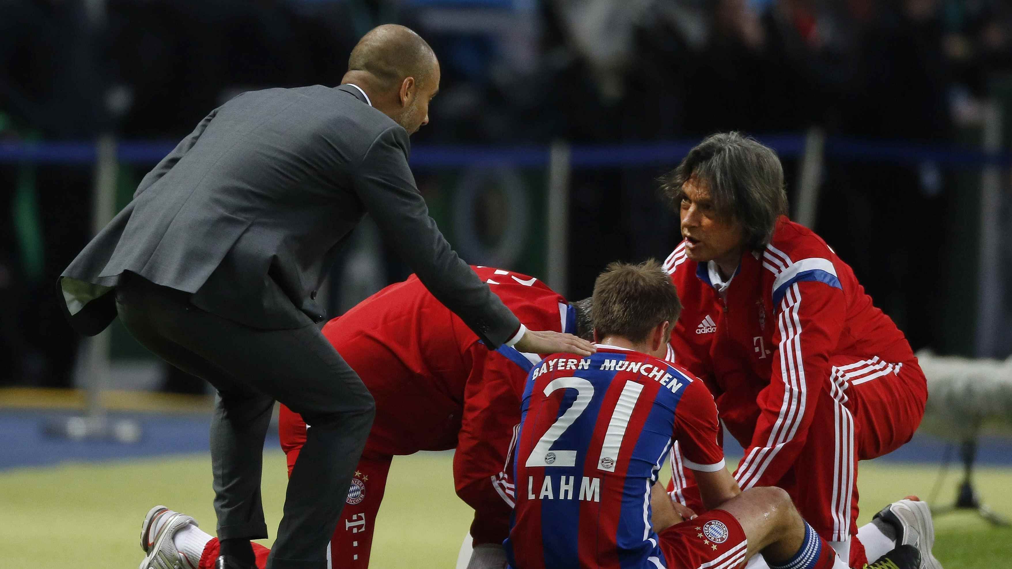 
                <strong>Kein Vertrauen seitens des Trainerteams</strong><br>
                Ein wichtiger Punkt in der Zusammenarbeit zwischen Trainer und Ärzte-Team ist gegenseitiges Vertrauen. Für Müller-Wohlfahrt war dies von Anfang an nicht gegeben: "Er wusste alles besser: fünf Minuten Aufwärmen im Schnelldurchlauf, das musste reichen. Doch das konnte nicht gut gehen. Ich konnte Pep aber schlicht nicht erreichen. Immer wenn ich mit ihm sprechen wollte, wandte er sich sofort ab und ging weg", sagte er. Generell schien sich die Zusammenarbeit innerhalb des Vereins zu ändern: "Unter Pep Guardiola veränderte sich das Klima beim FC Bayern. Einerseits interessierte er sich absolut nicht für medizinische Fragen, verlangte aber andererseits von uns, Wunder zu vollbringen." 
              