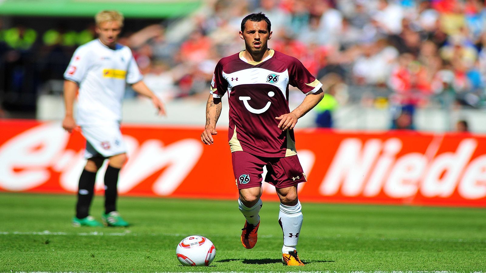 
                <strong>MITTELFELD: Sergio da Silva Pinto (Hannover 96)</strong><br>
                Ein Name wie ein Buchtitel. Im Kapitel 10/11 schaffte es Hannover sogar in die Europa League - vierter Platz! Pinto war der Regisseur dieses Erfolgs. Die 96er haben wohl nie wieder eine bessere Zeit erlebt. Pinto war das Herzstück dieses Erfolgs. Heute ist er Chef-Scout von Greuther Fürth.
              