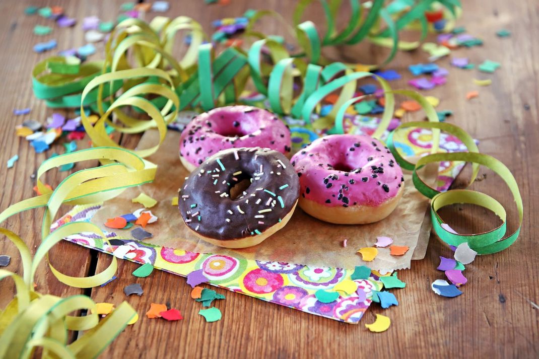 Nicht nur ein Augen-, sondern auch ein Gaumenschmaus: Donuts mit Zuckerstreuseln.