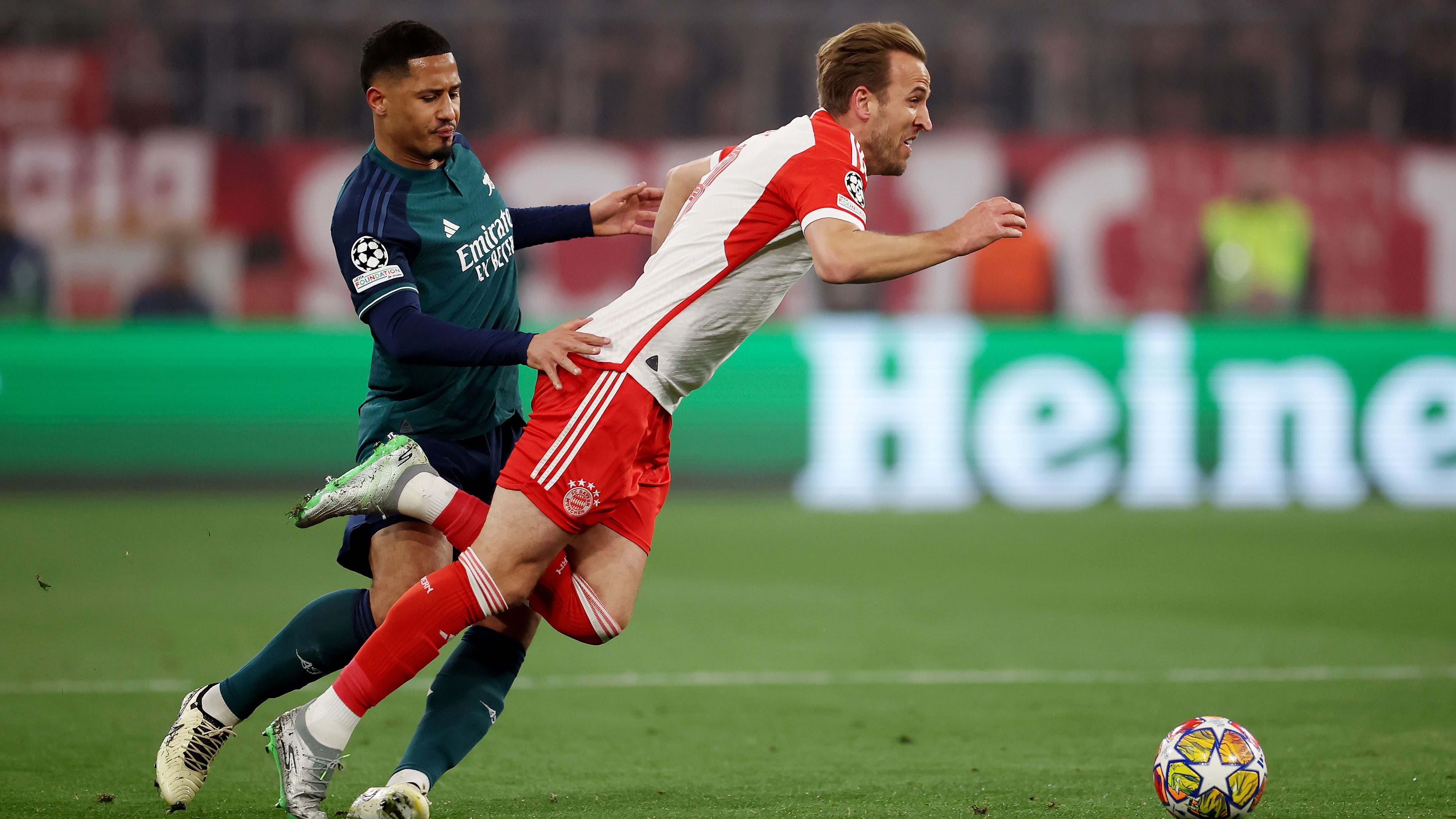 <strong>William Saliba</strong> <strong>(FC Arsenal)</strong><br>Der Innenverteidiger ist der zentrale Mann im Spielaufbau der Gunners und behält defensiv meist gegen Harry Kane die Oberhand. Der Franzose klärt mehrfach entscheidend. In der zweiten Hälfte hat Saliba Glück, als sein Rückpass knapp am eigenen Tor vorbeirollt. <strong><em>ran</em></strong>-Note: 3