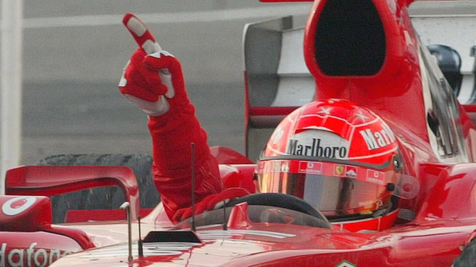 
                <strong>WM-Titel Nr. 7 - 2004</strong><br>
                Seinen letzten WM-Titel, gleichzeitig der fünfte in Folge, holte Schumacher 2004. Der Ferrari-Pilot war so überlegen, dass er sich in Frankreich sogar mit einer geplanten Vier-Stopp-Strategie den Sieg sicherte. 13 von 18 Rennsiege trugen am Ende dazu bei, dass mit Titelgewinn Nummer sieben Motorsportgeschichte geschrieben wurde. Gleichzeitig brachte Schumacher Ferrari gemeinsam mit Teamkollege Rubens Barrichello zur sechsten Konstrukteurs-WM in Folge (1999-2004).
              