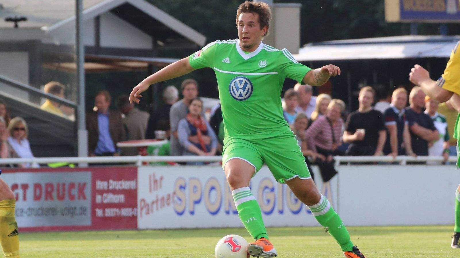 
                <strong>MITTELFELD: Kevin Pannewitz (VfL Wolfsburg)</strong><br>
                "Mach es zu deinem Projekt!" Von diesem bekannten Werbespruch ließ sich Wolfsburgs Trainer Felix Magath offenbar leiten, als er auf die Idee kam, Problem-Profi Kevin Pannewitz zu holen. "Plauzen-Kevin", wie er liebevoll genannt wurde, hatte zwar ein goldenes Füßchen, aber auch eine gut ausgebildete Zunge. Der Mittelfeldspieler schaffte es wegen dauerhafter Gewichtsprobleme nie in den Profikader des VfL und musste nach nur einem Jahr wieder gehen. Ein echter Liebling, weil er als einziger Felix Magath gebrochen hat.
              