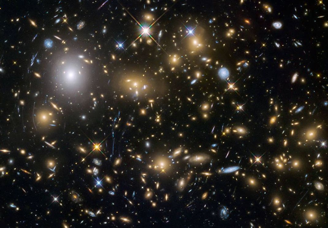 Drivers Zähl-Methode: Im Universum finden sich die meisten Sterne in Galaxien, gigantische Ansammlungen von Sternen, die von der Schwerkraft zusammengehalten werden. Vereinfacht gesagt schätzte Driver die durchschnittliche Zahl von Sternen in Galaxien anhand ihrer Helligkeit. Diese Zahl multiplizierte er mit der hochgerechneten Anzahl von Galaxien (etwa 100 Milliarden).