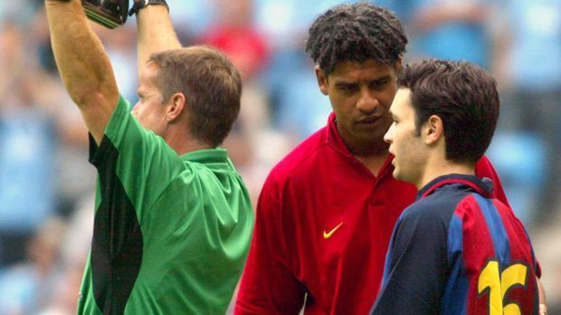 
                <strong>Förderer Frank Rijkaard</strong><br>
                Zum Stammspieler stieg Iniesta (re.) unter van Gaals Landsmann Frank Rijkaard auf, der im Sommer 2003 das Traineramt in Barcelona übernahm. Unter Rijkaard sollte Iniesta in den folgenden fünf Jahren 216 Mal auflaufen - so oft, wie unter keinem anderen Trainer in seiner Profi-Laufbahn.
              