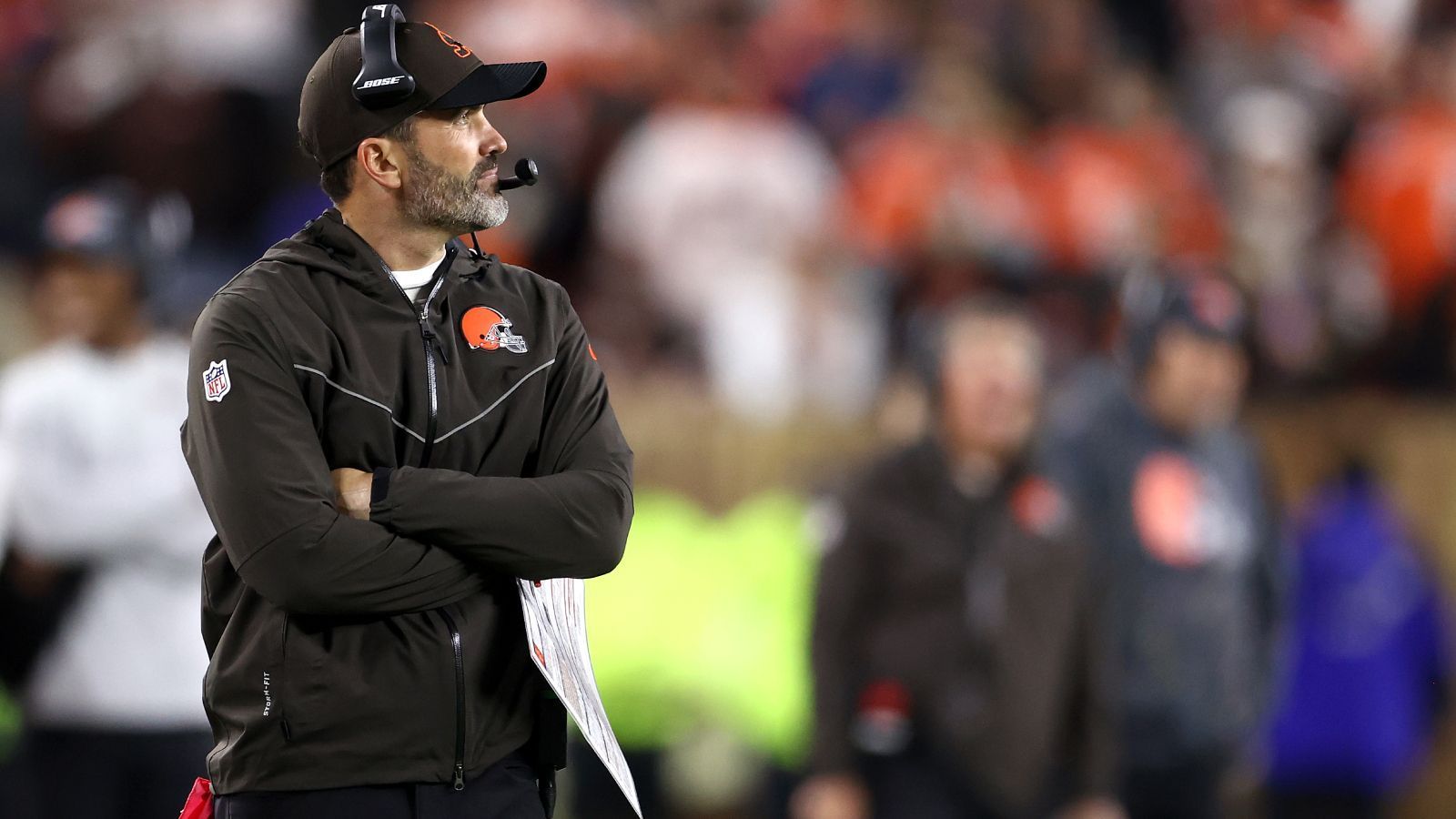 
                <strong>Verlierer: Cleveland Browns</strong><br>
                Auch sein Team, die Cleveland Browns, steckten und stecken immer noch in einer Zwickmühle. Steht Odell Beckham Jr. auf dem Platz, so hat man das Gefühl, dass Quarterback Baker Mayfield ihn mit aller Macht bedienen will. Wenn er fehlt, sind nicht nur Mayfields Statistiken besser, sondern die Browns generell erfolgreicher. Was also machen mit dem Superstar? Erstmal bleibt er bis zur nächsten Offseason bei den Browns.
              