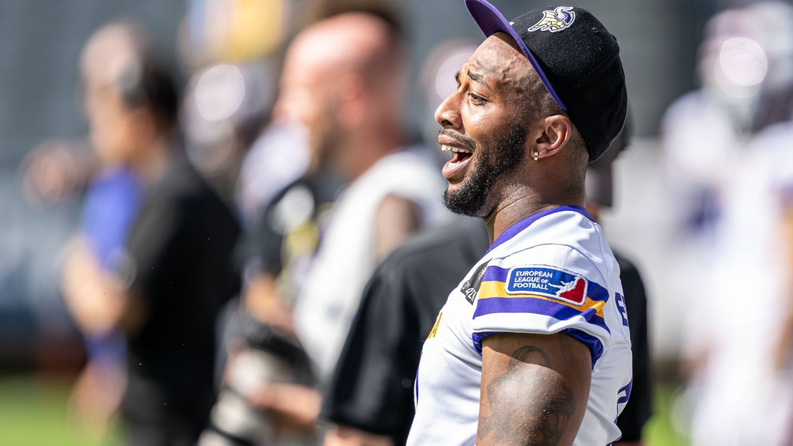 
                <strong>Exavier Edwards (Vienna Vikings)</strong><br>
                Die Vienna Vikings haben Defensive Back Exavier Edwards von der Injured-Reserve-Liste geholt. Der Passverteidiger war beim knappen Sieg bei den Raiders Tirol (29:23) nur Zuschauer, kann aber bereits in Woche zwei bei der Frankfurt Galaxy eingesetzt werden. Im Gegenzug muss Defensive Lineman Nelson Blake auf die IR-Liste, er hat sich in Woche eins verletzt.
              