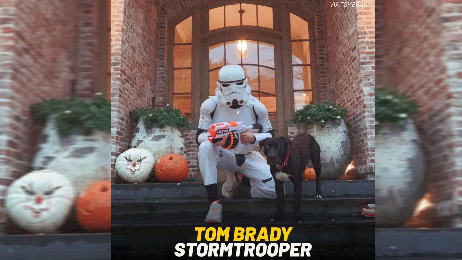 
                <strong>Tom Brady (damals New England Patriots, heute Tampa Bay Buccaneers)</strong><br>
                Auch Quarterback-Legende Tom Brady verkleidet sich an Halloween mit den coolsten Kostümen, 2019 ging er als Stormtrooper.
              