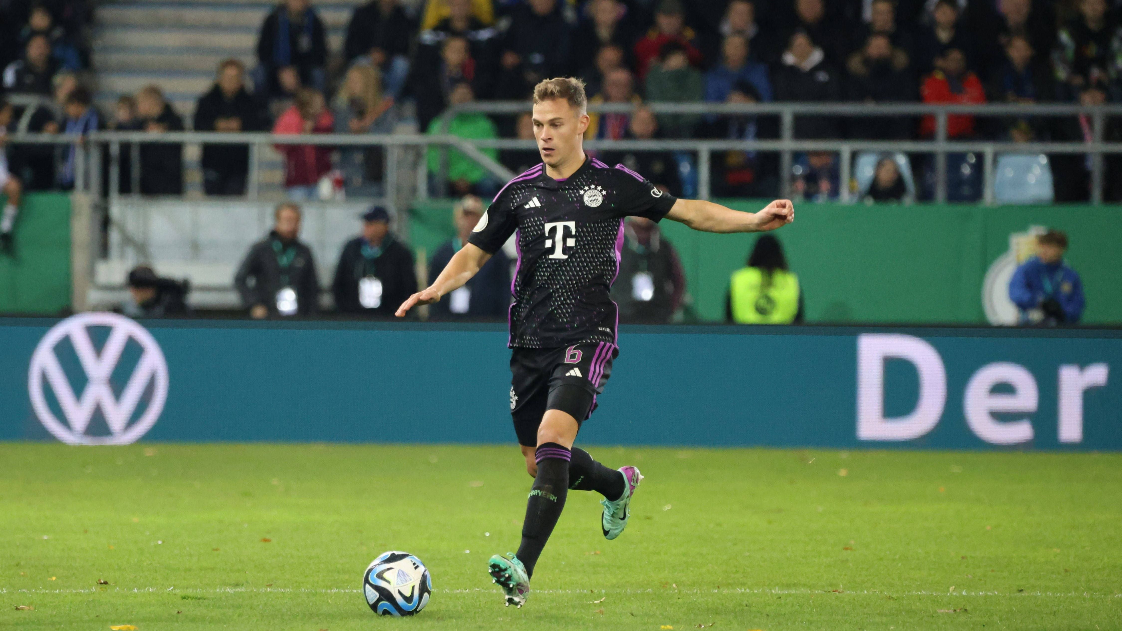 <strong>Joshua Kimmich</strong><br>Hat zunächst ein paar Probleme mit den giftigen Gegenspielern. Kommt selten dazu, das Spiel zu machen. Muss nach der Auswechslung von de Ligt in die Innenverteidigung, klärt einmal in höchster Not. Treibt nach der Pause an, hat aber kaum zündende Ideen. <strong><em>ran</em></strong>-Note: 5