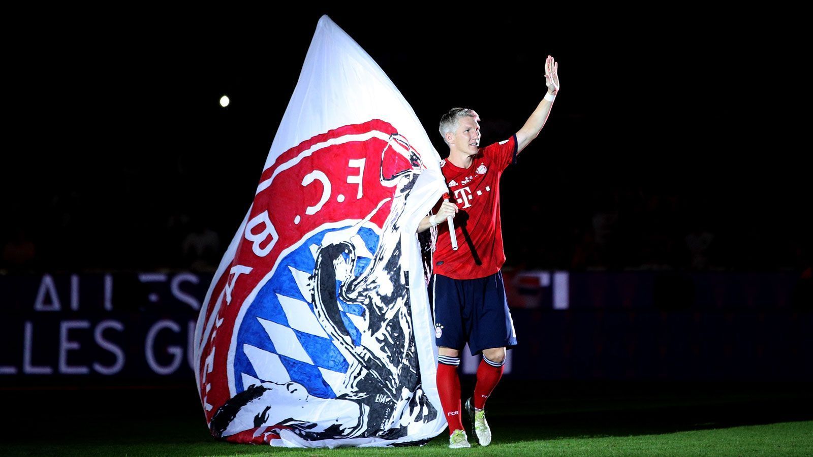 
                <strong>Schweinsteigers Abschied</strong><br>
                Schweinsteiger zu seinen Fans: "Ich werde immer einer von euch bleiben."
              